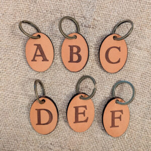 Nyckelring i vegetabiliskt garvat läder - Bokstäver